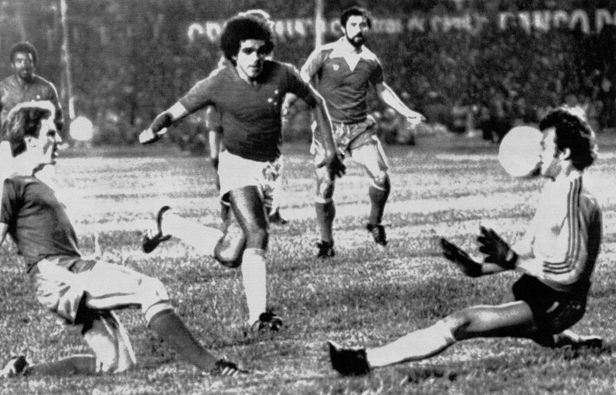 1976-Bayern-Munich-Cruzeiro-Karl-Heinz-Rummenigge-Gerd-Mueller-Raul-Plassman.jpg